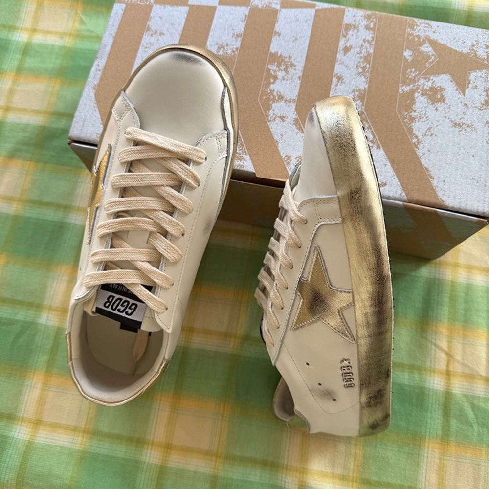 Golden Goose Low-Top White Leather Sneakers with Gold Heel Accent - Picture 6 of 7